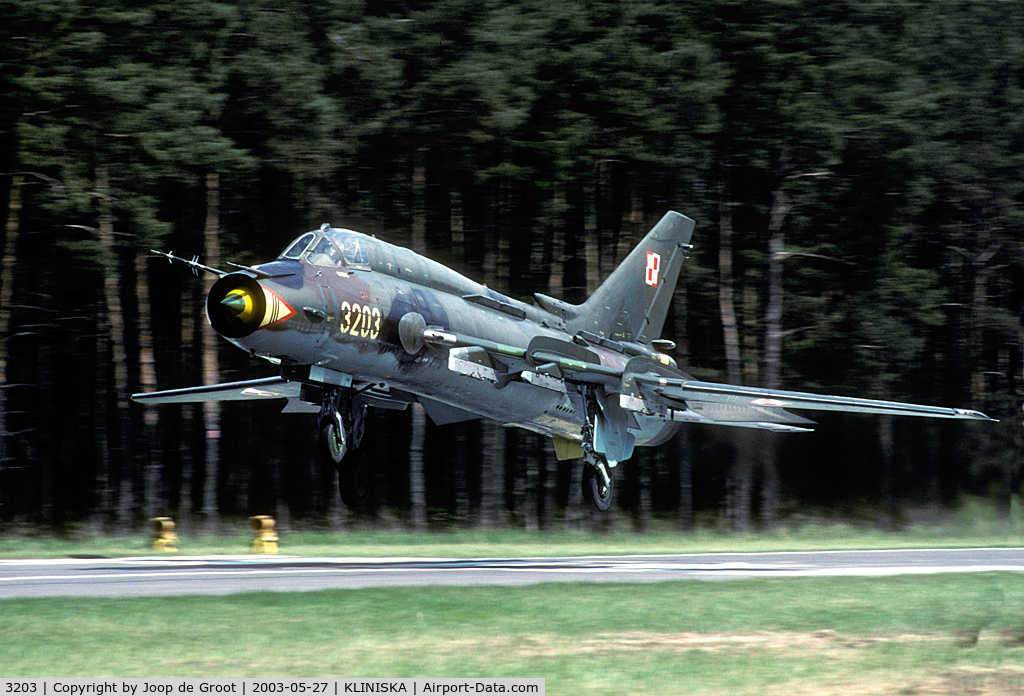 3203, Sukhoi Su-22M-4 C/N 30203, Touch down on the motor way