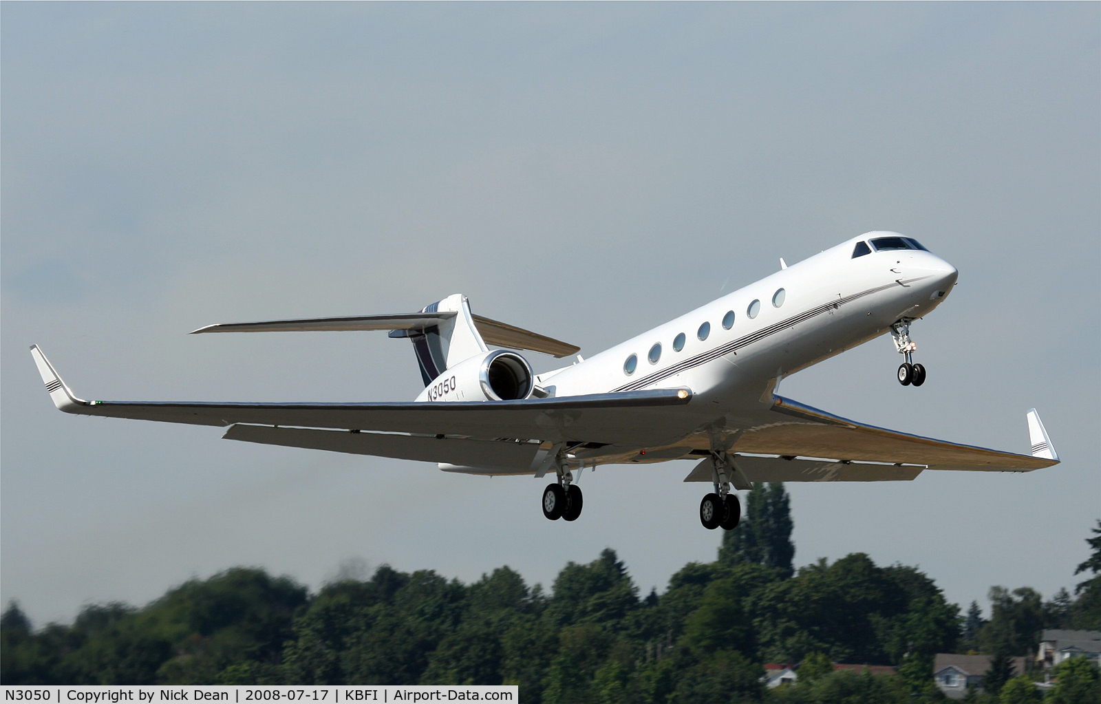 N3050, 2005 Gulfstream Aerospace GV-SP (G550) C/N 5096, Visitor departing short