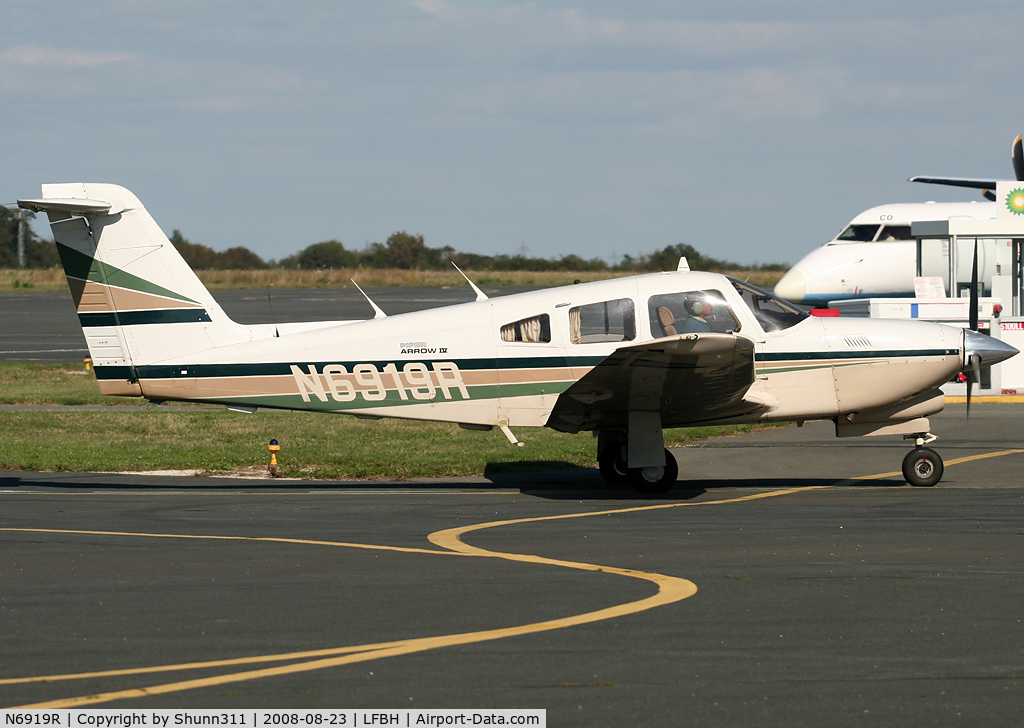 N6919R, 1985 Piper PA-28RT-201T Arrow IV C/N 28R-8531011, Rolling to the maintenance hangar