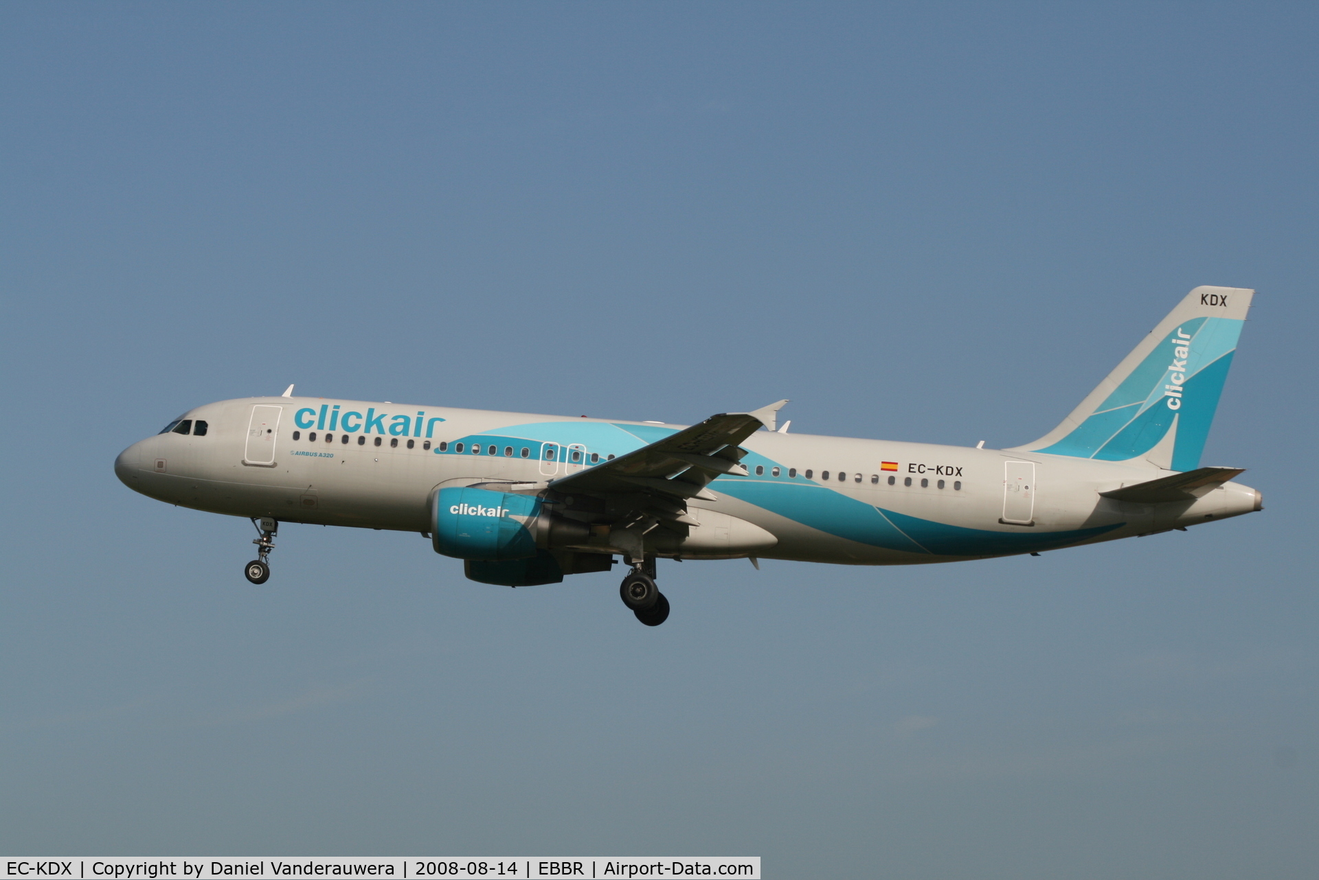 EC-KDX, 2007 Airbus A320-216 C/N 3151, flight XG1241 is descending to rwy 25L