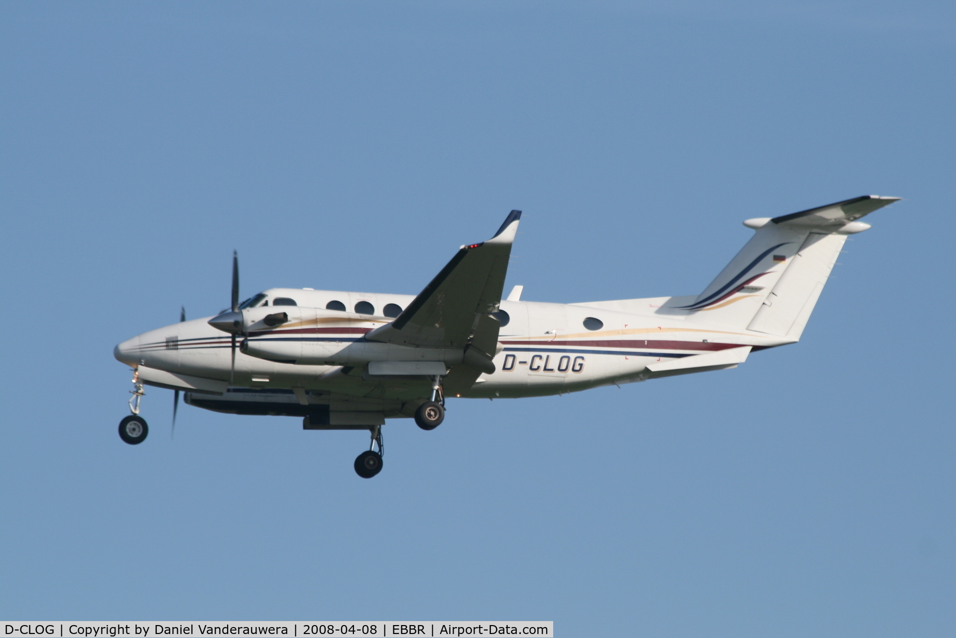 D-CLOG, 2000 Beech Super King Air 350 C/N FL-276, descending to rwy 25L