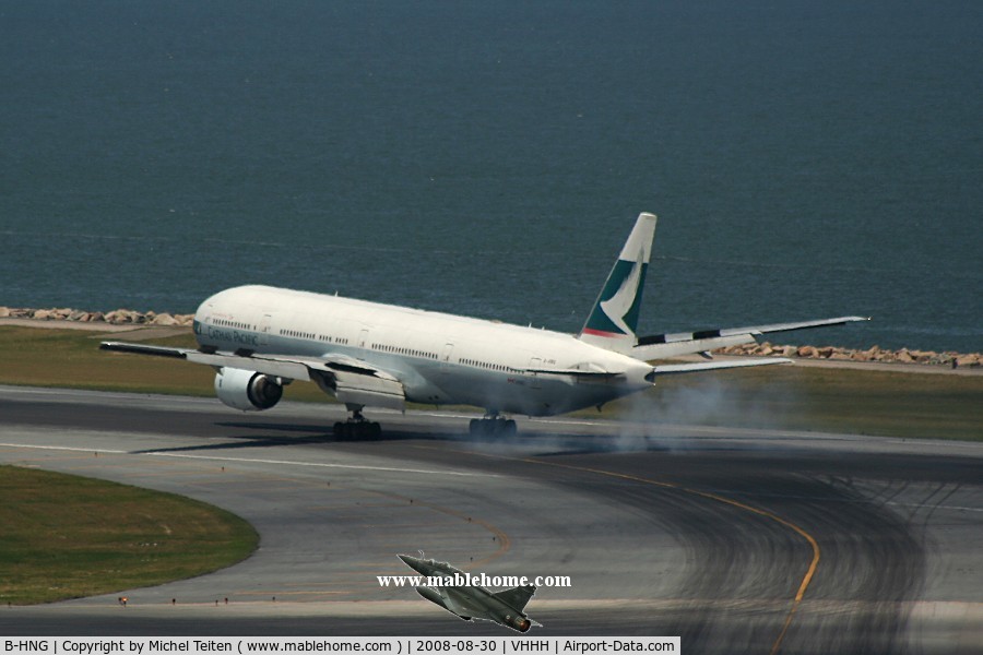B-HNG, 1997 Boeing 777-367 C/N 27505, Cathay Pacific touching down on runway 25R