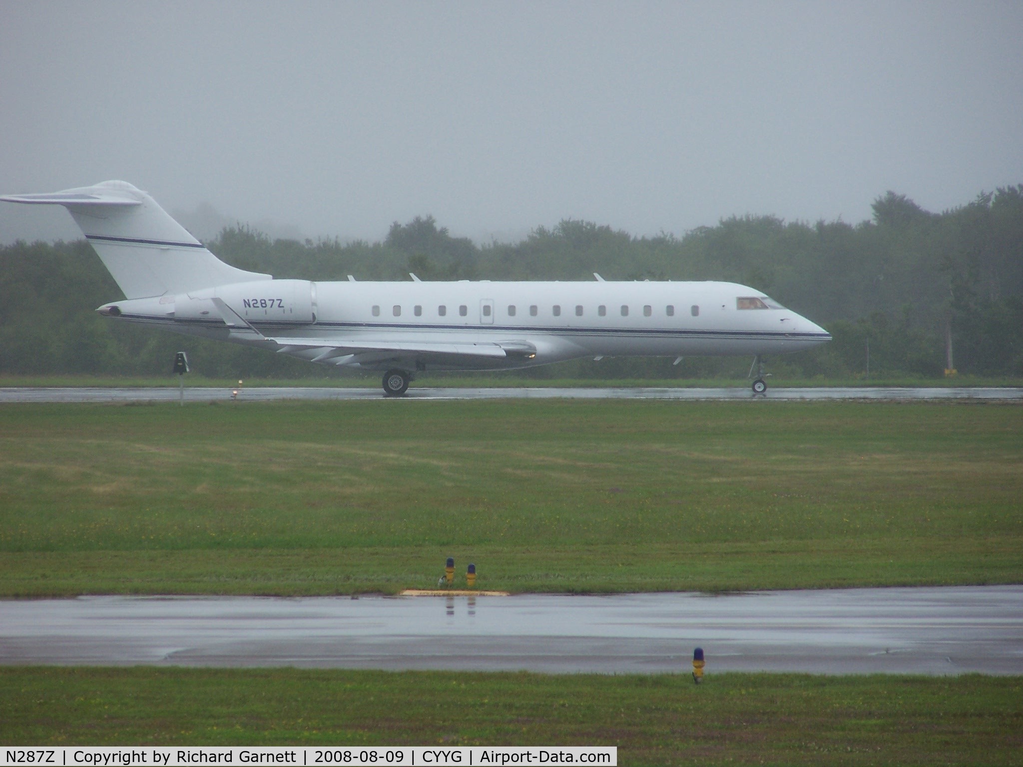 N287Z, 2000 Bombardier BD-700-1A10 Global Express C/N 9024, Wet day at C'town