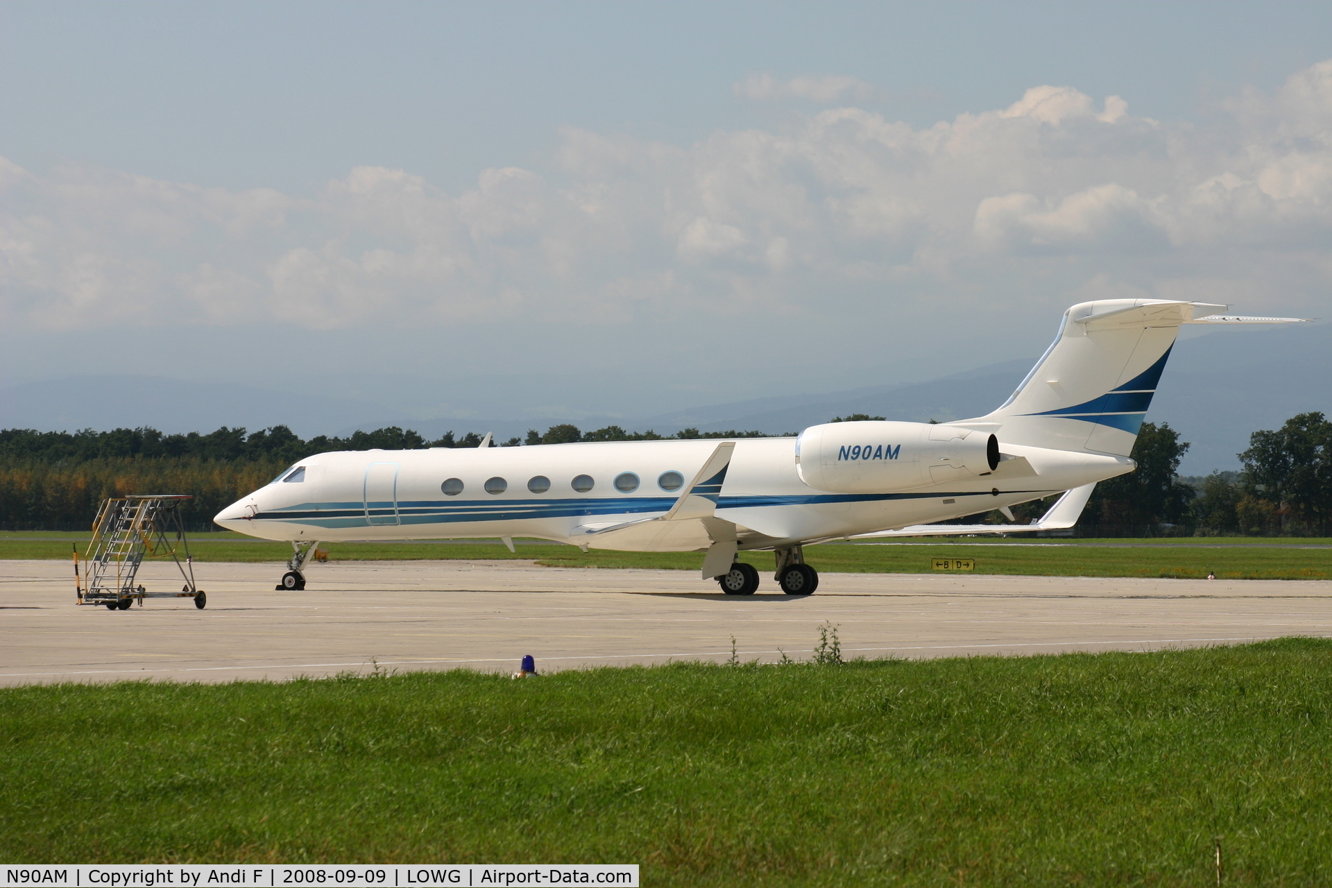 N90AM, 1999 Gulfstream Aerospace G-V C/N 592, LOL