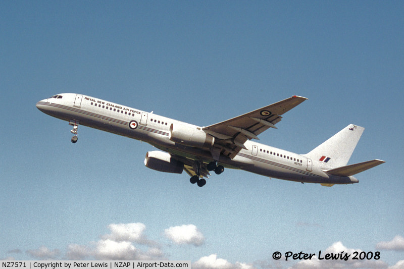 NZ7571, 1992 Boeing 757-2K2 C/N 26633, RNZAF - 2004