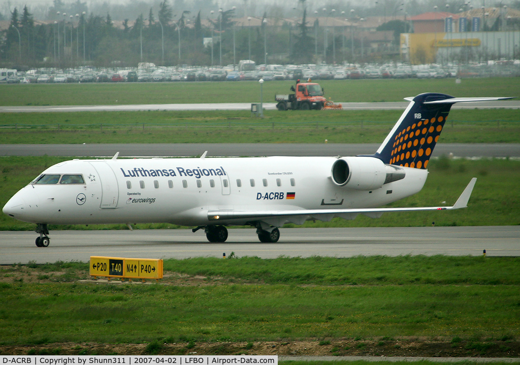 D-ACRB, 2001 Canadair CRJ-200ER (CL-600-2B19) C/N 7570, Rolling to the gate...