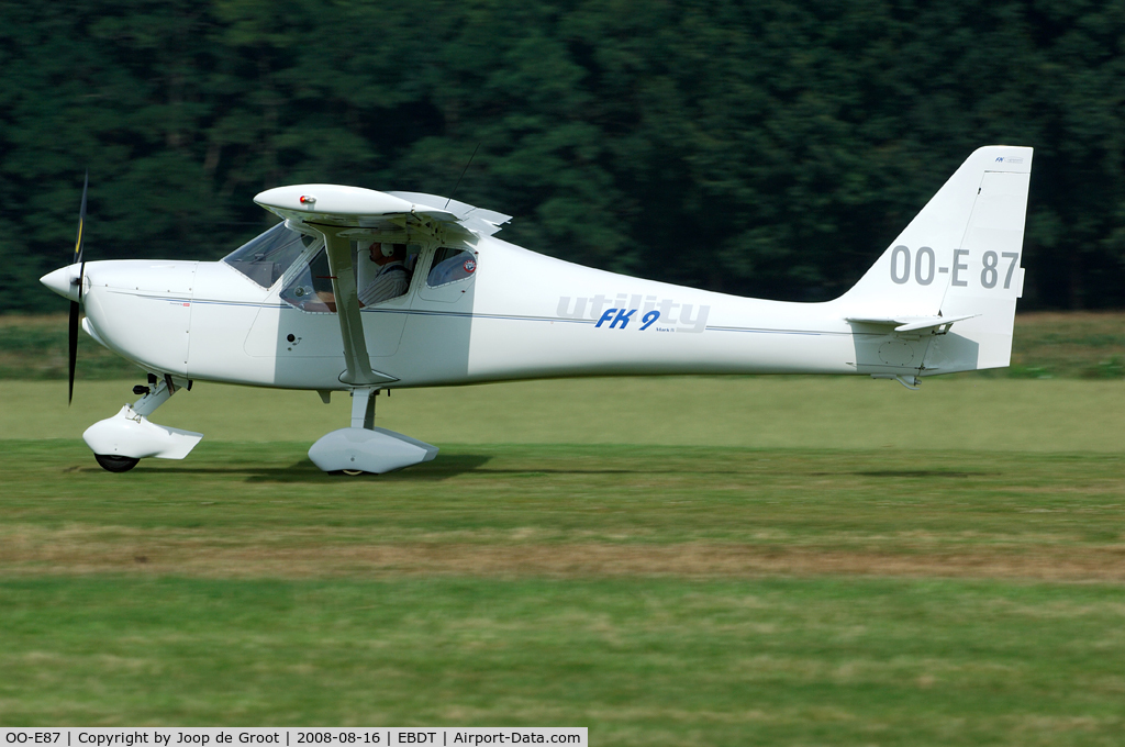 OO-E87, B & F Technik FK-9 Mark 3 Utility C/N 263, Landing at the old timer fly in 2008