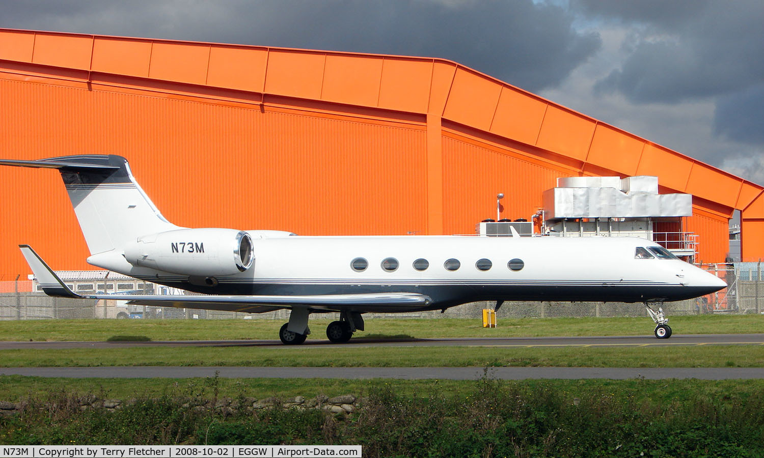 N73M, 1998 Gulfstream Aerospace G-V C/N 547, Gulf V taxies out at Luton