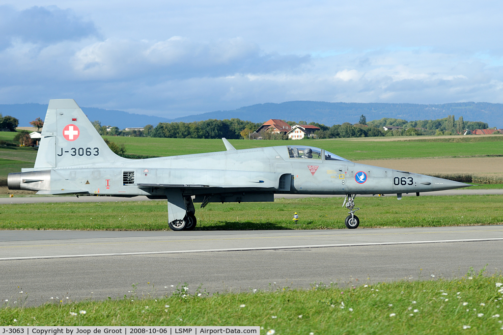 J-3063, Northrop F-5E Tiger II C/N L.1063, arriving back at Payerne.