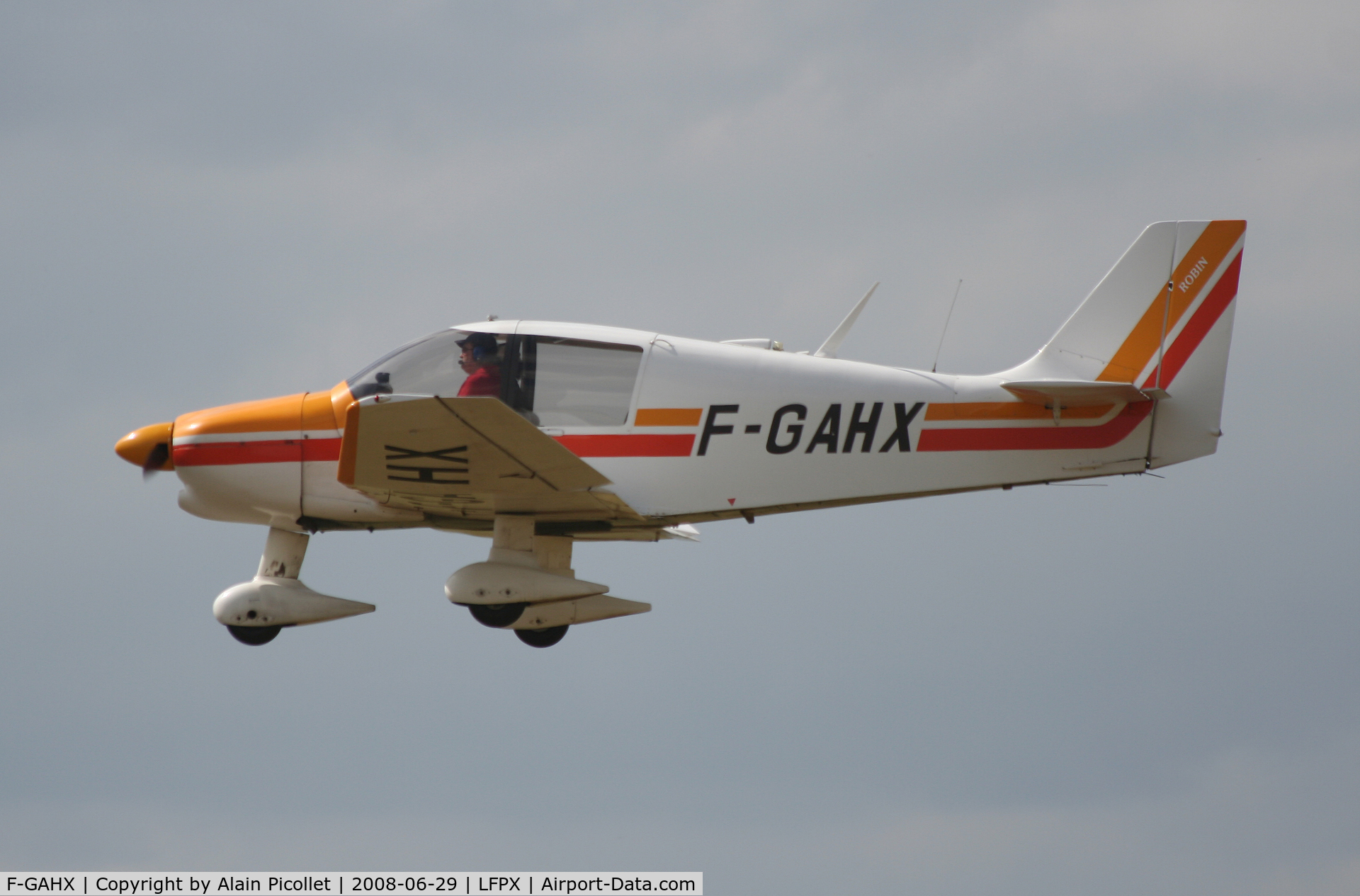 F-GAHX, Robin DR-400-108  Dauphin 2+2 C/N 1192, landing
