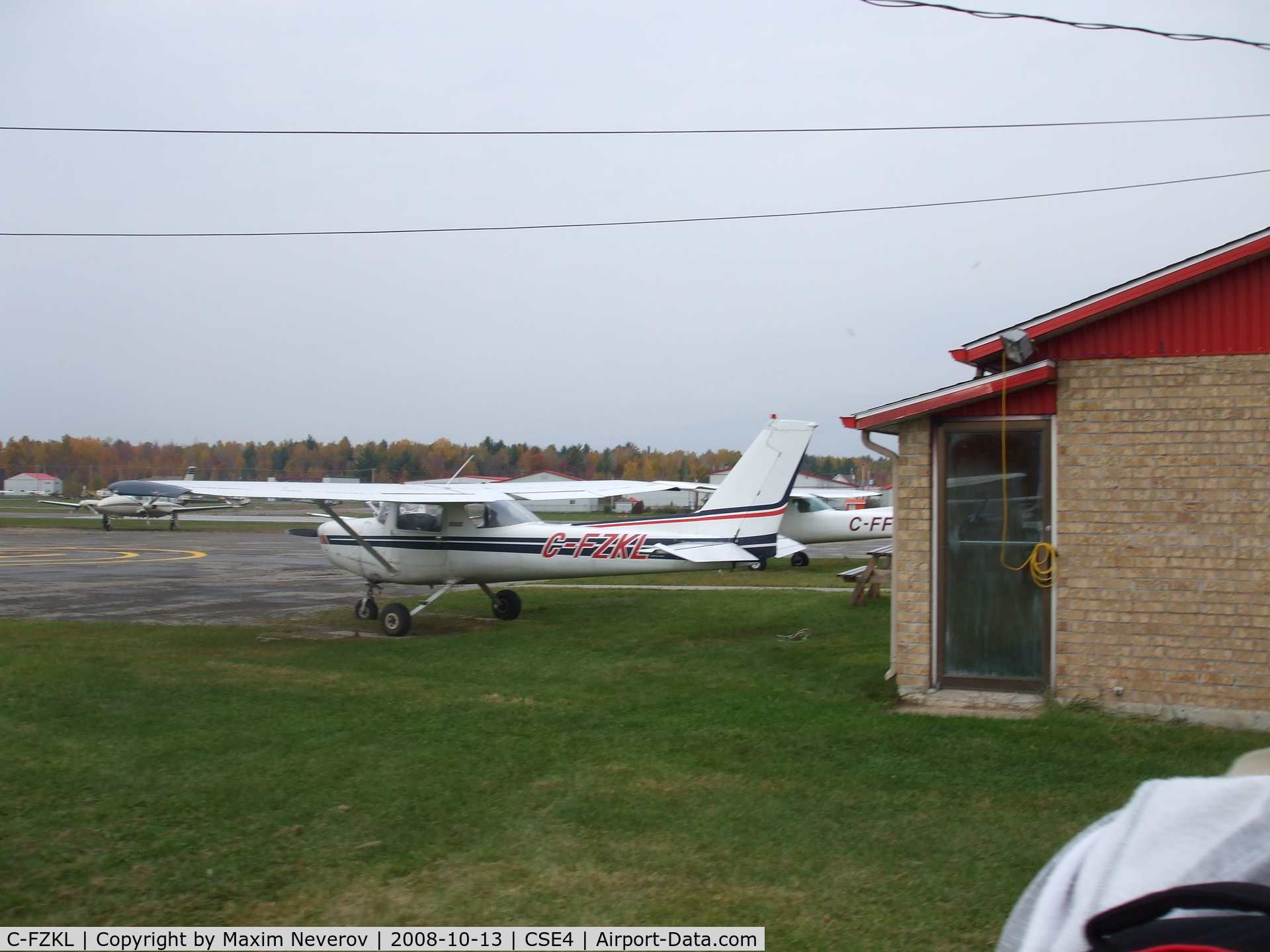 C-FZKL, 1981 Cessna 152 C/N 15285417, C-FZKL parked at CSE4 (Lachute)