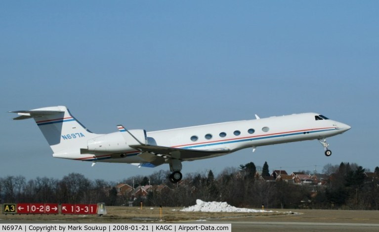 N697A, 2001 Gulfstream Aerospace G-V C/N 662, N697A Leaving KAGC