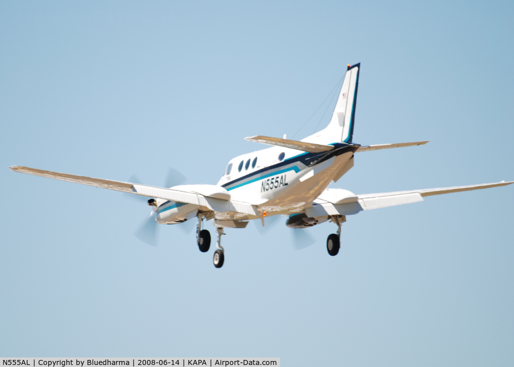 N555AL, 1990 Raytheon Aircraft Company C90A C/N LJ-1268, On final approach to 17L.