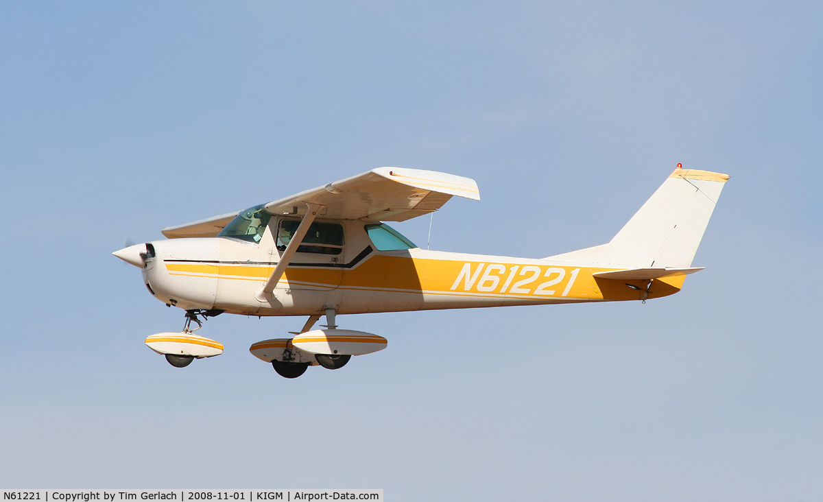 N61221, 1969 Cessna 150J C/N 15070896, on final to Kingman Airport, AZ on 11-1-08