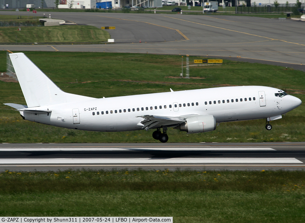 G-ZAPZ, 1991 Boeing 737-33A(QC) C/N 25401, Landing rwy 14R