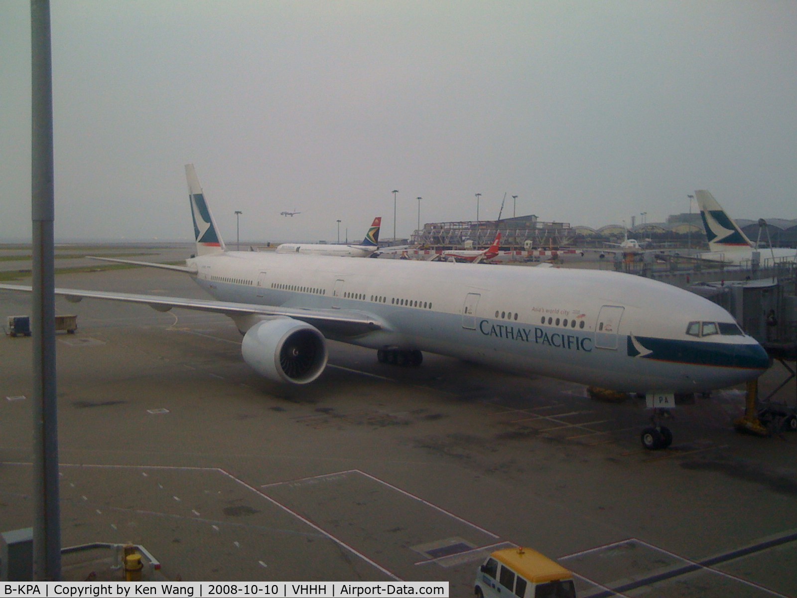 B-KPA, 2007 Boeing 777-367/ER C/N 36154, Cathay Pacific Boeing 777 waiting for passengers from Hong Kong to Toronto as CX826