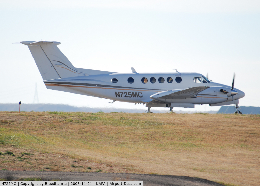 N725MC, 1976 Beech 200 Super King Air C/N BB-169, Position and Hold for 17L.