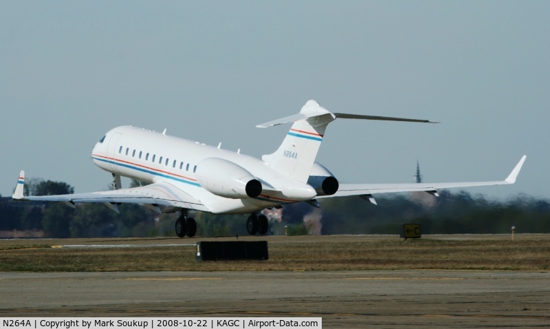 N264A, 2000 Bombardier BD-700-1A10 Global Express C/N 9064, N264A Leaving KAGC