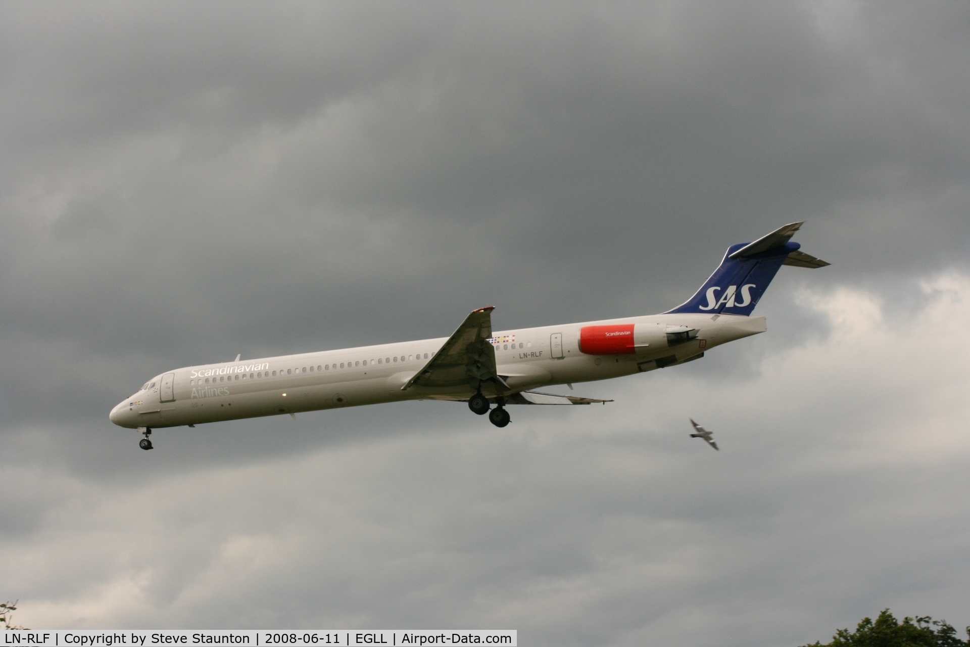 LN-RLF, 1985 McDonnell Douglas MD-82 (DC-9-82) C/N 49383, Taken at London Heathrow 11th June 2008