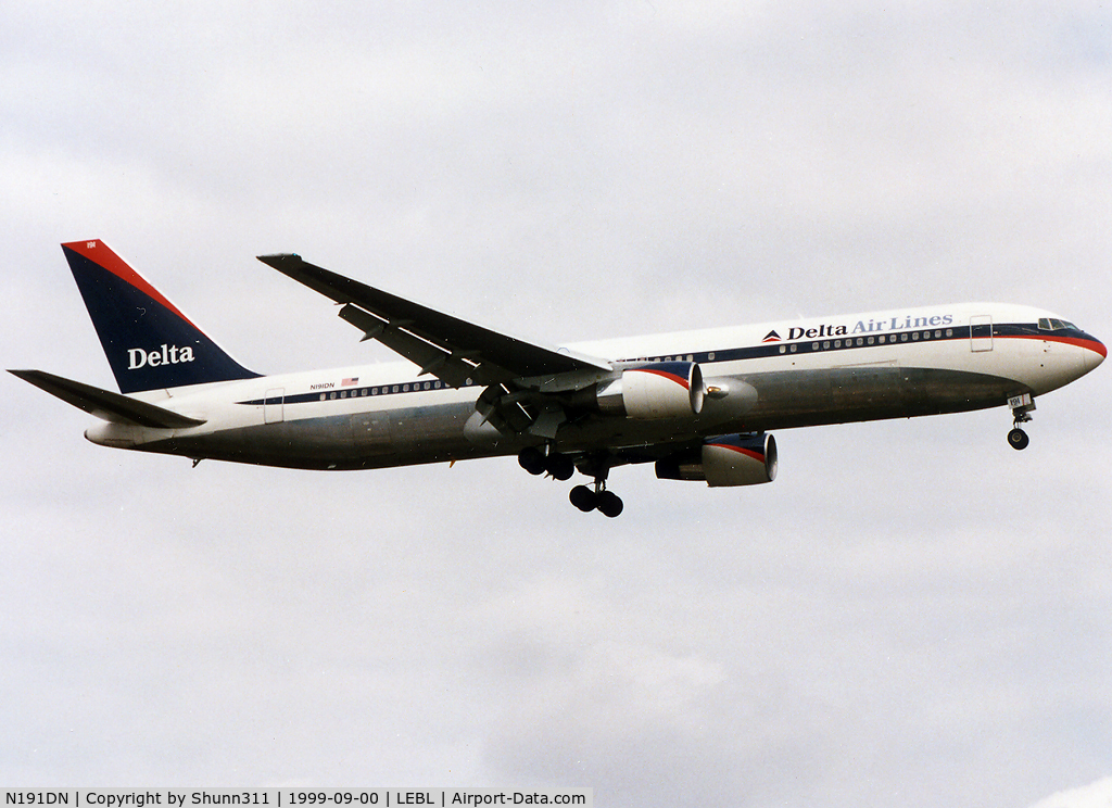 N191DN, 1997 Boeing 767-332 C/N 28448, Landing rwy 25