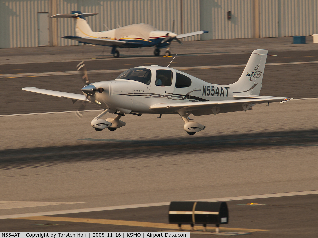 N554AT, 2006 Cirrus SR20 C/N 1678, N554AT arriving on RWY 21. Note that the pilot's door isn't fully closed.