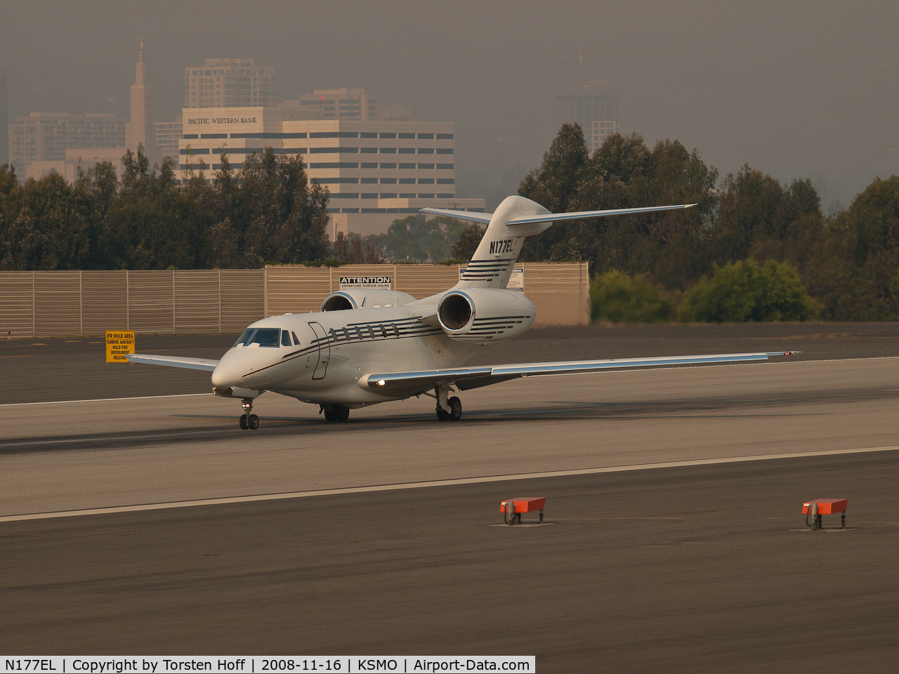 N177EL, 2002 Cessna 750 Citation X C/N 750-0177, N177EL departing from RWY 21 into a sky full of smoke from wildfires.