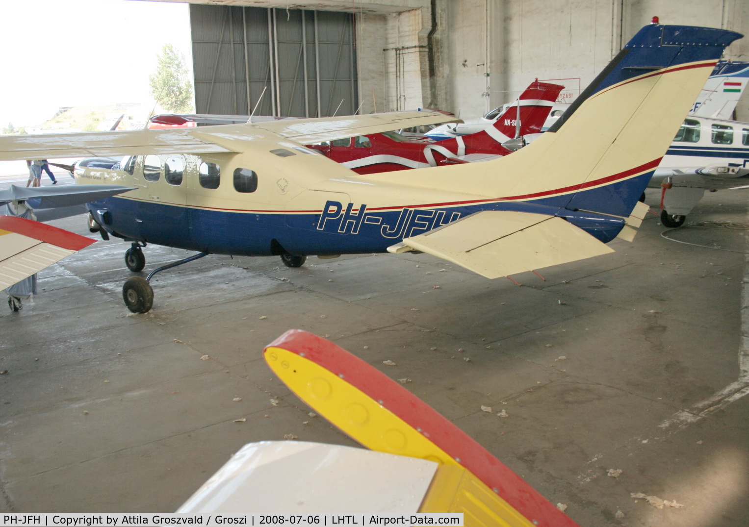 PH-JFH, Cessna P210N Pressurised Centurion C/N P21000726, Tököl airport / hangar