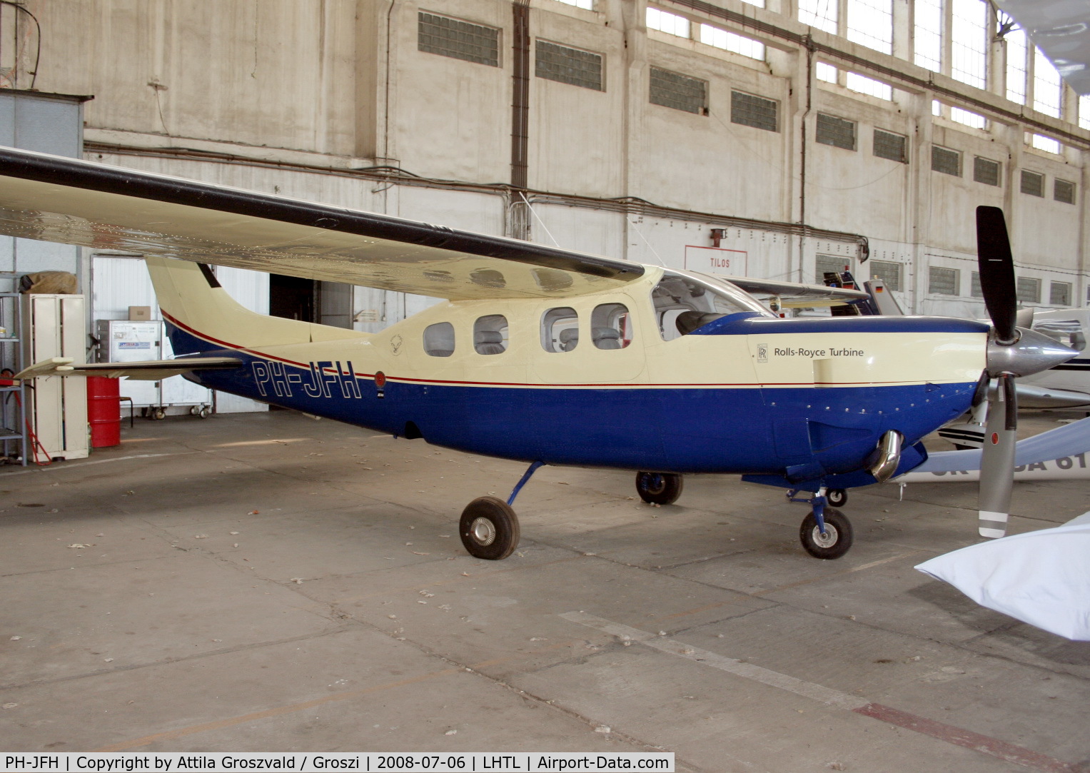 PH-JFH, Cessna P210N Pressurised Centurion C/N P21000726, Tököl airport / hangar