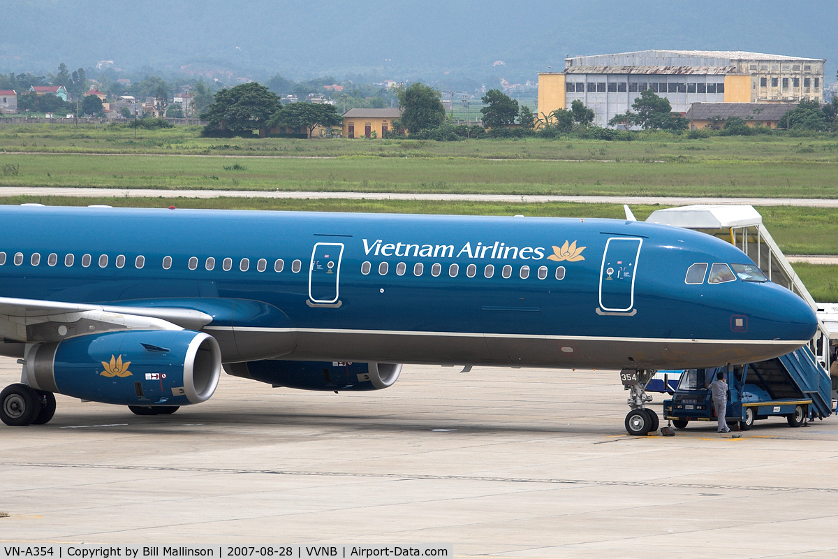 VN-A354, 2007 Airbus A321-231 C/N 3198, Vietnam Airlines (HVN) - Airbus A321-231 - c/n 3198.  Loading for Da Nang (DAD)