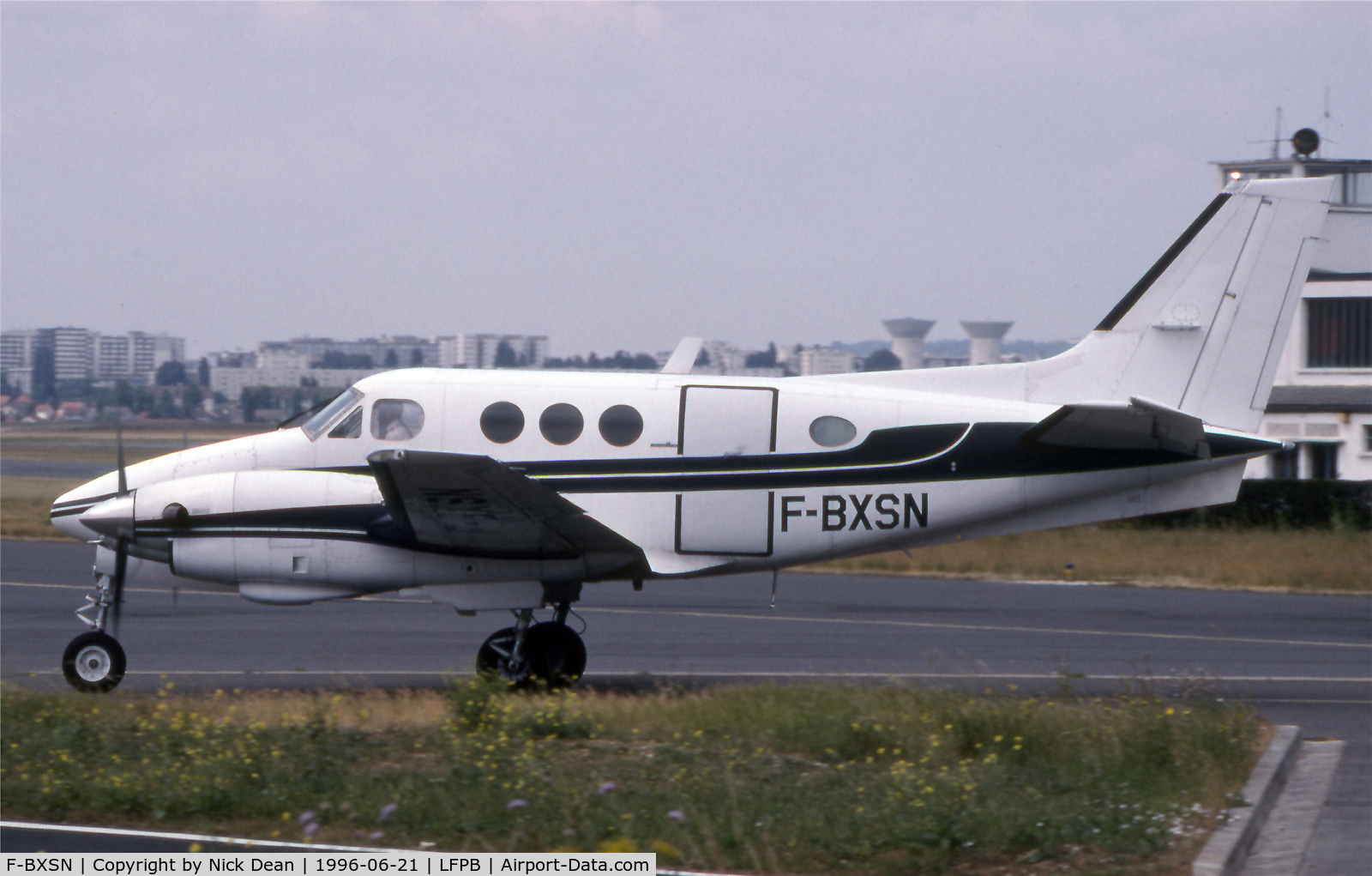 F-BXSN, 1976 Beech E90 King Air C/N LW-175, /