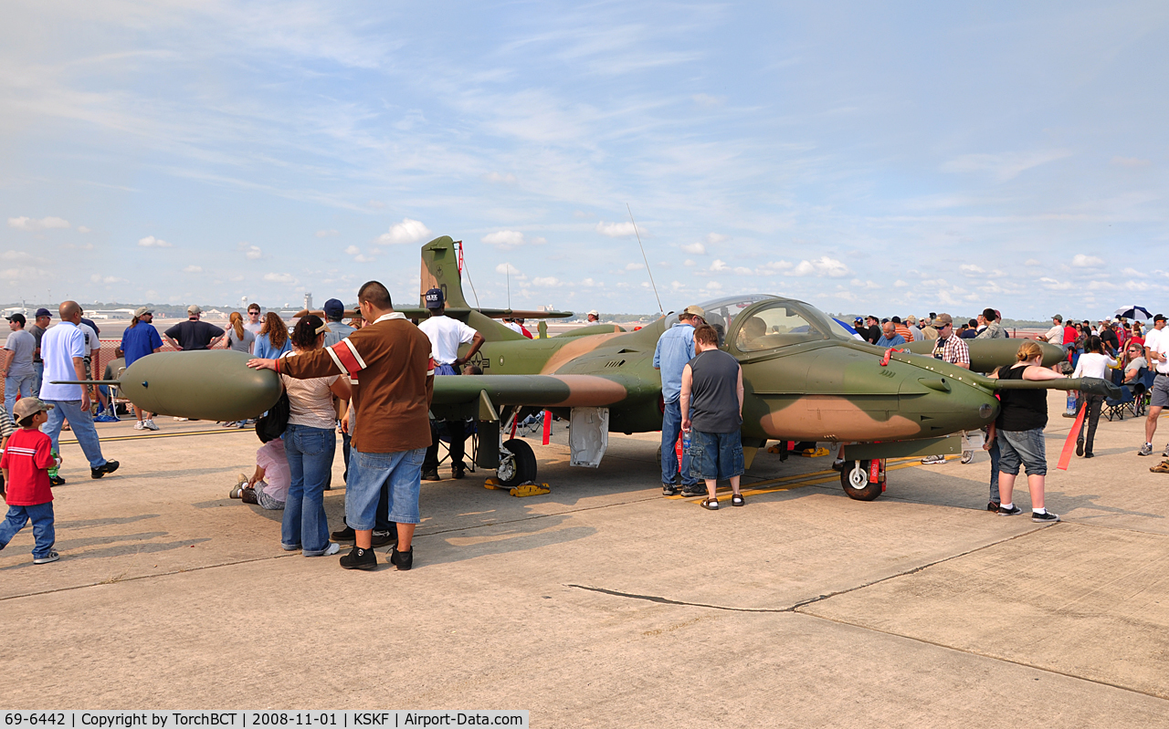 69-6442, 1969 Cessna OA-37B Dragonfly C/N 43287, Dragonfly hiding amongst the crowd at Lackland Airshow 2008