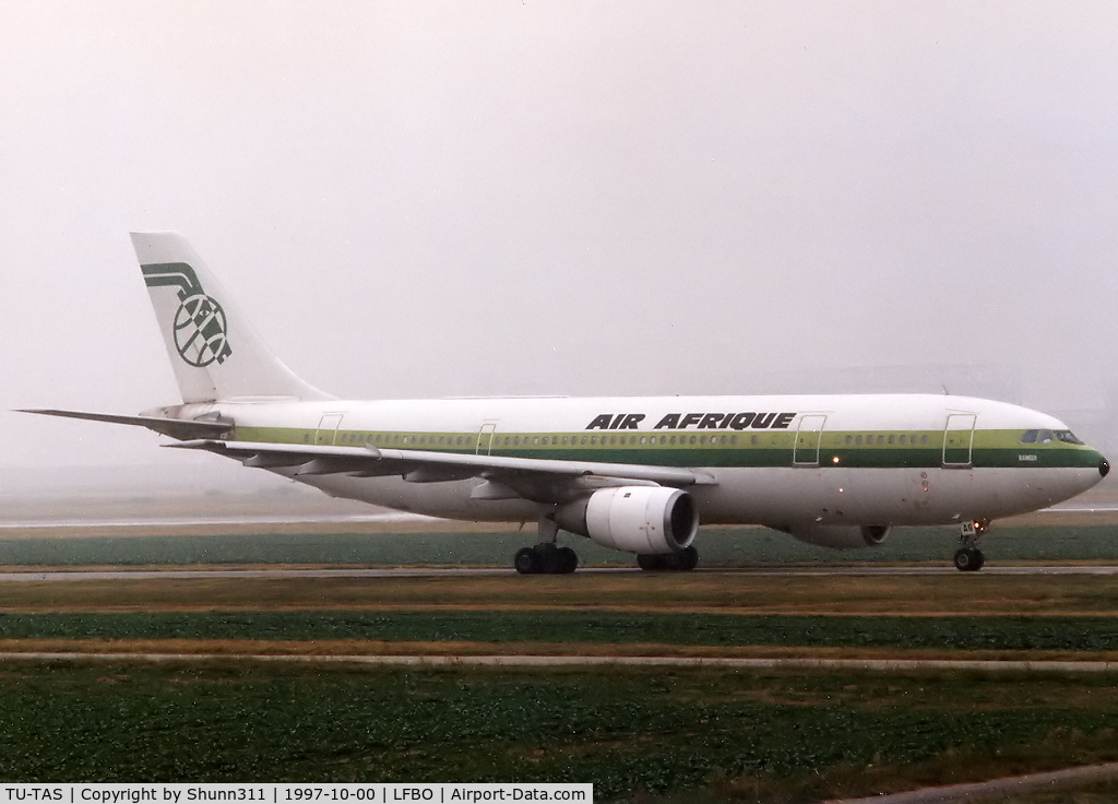 TU-TAS, 1983 Airbus A300B4-203 C/N 243, Rolling holding point rwy 14L for departure under a small fog...