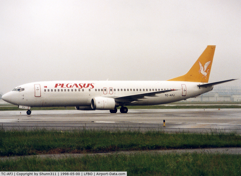 TC-AFJ, 1989 Boeing 737-4YO C/N 23979, Arriving from flight and rolling to the terminal