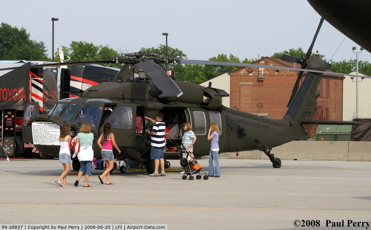 99-26837, 1999 Sikorsky UH-60L Black Hawk C/N 70-2545, Virginia National Guard drawing a crowd with a Blackhawk