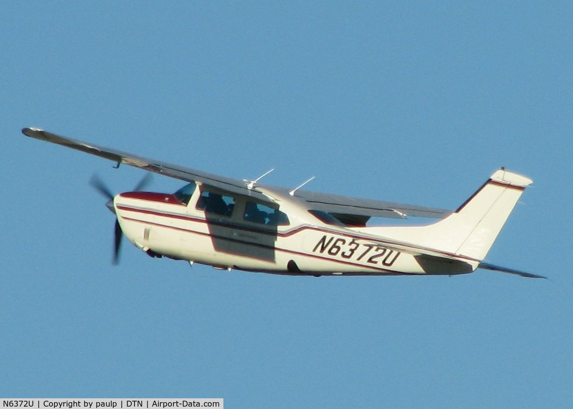 N6372U, Cessna T210R Turbo Centurion C/N 21064945, Taking off from Downtown Shreveport.
