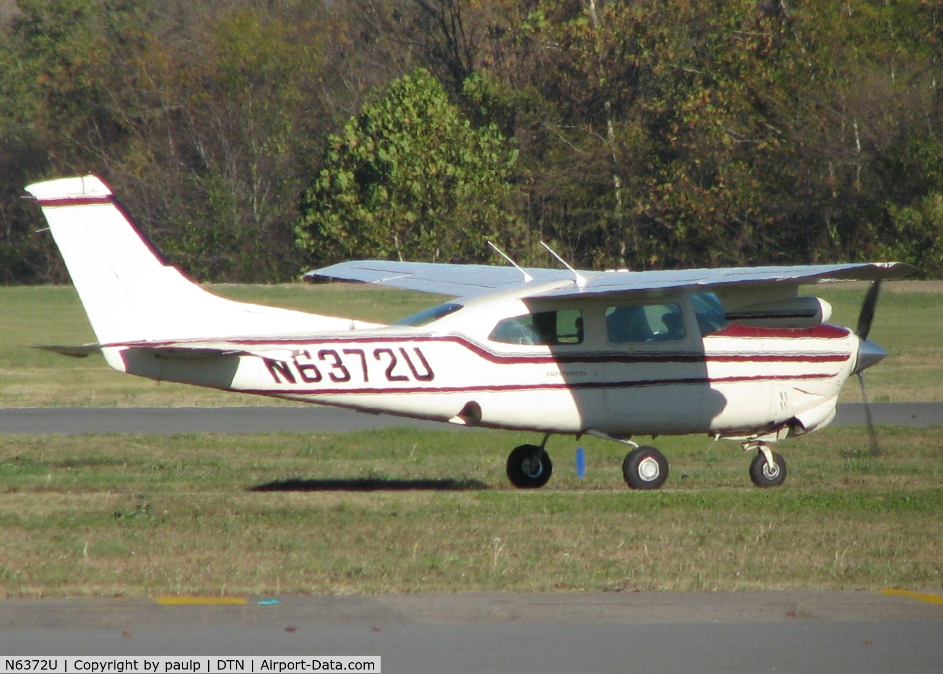 N6372U, Cessna T210R Turbo Centurion C/N 21064945, Taxiing at Downtown Shreveport.