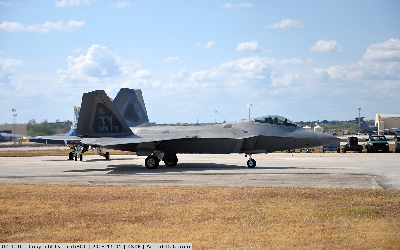 02-4040, 2002 Lockheed Martin F/A-22A Raptor C/N 4040, Raptor Demo Aircraft taxiing out for Lackland Airshow 2008