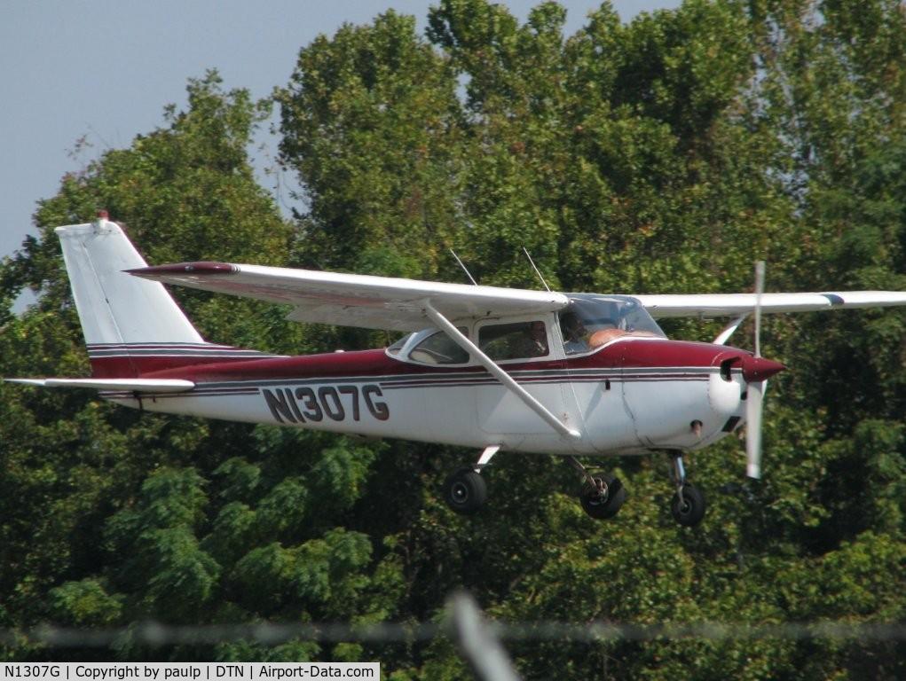 N1307G, 1966 Cessna 172G C/N 17254120, Landing at Downtown Shreveport.
