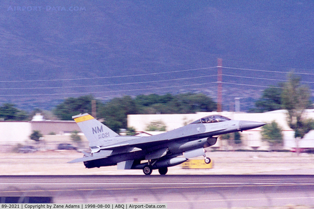 89-2021, 1989 General Dynamics F-16CG Night Falcon C/N 1C-174, Landing on runway 17 at Kirtland AFB / Albuquerque International