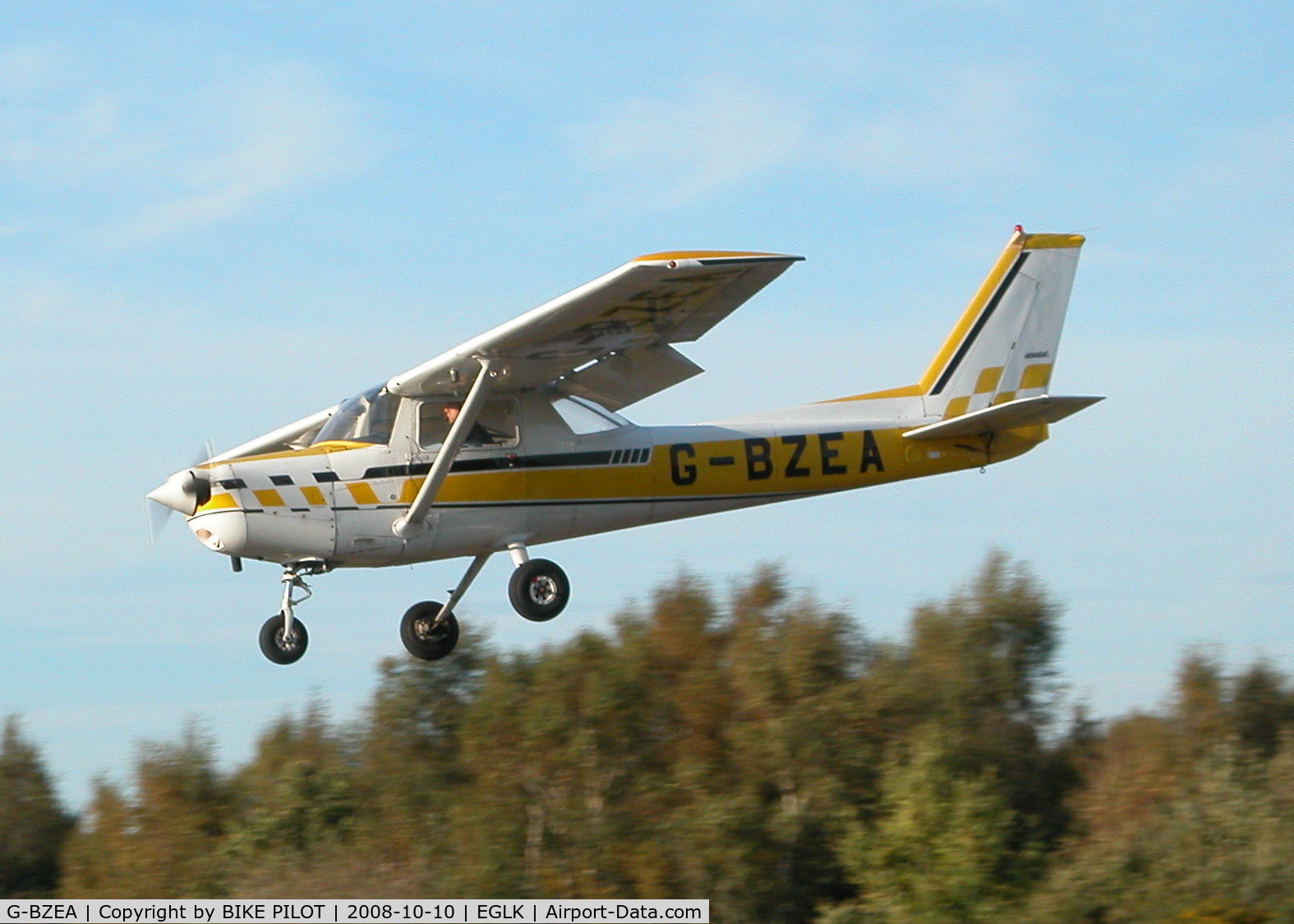 G-BZEA, 1979 Cessna A152 Aerobat C/N A152-0824, ON FINALS FOR BLACKBUSHE