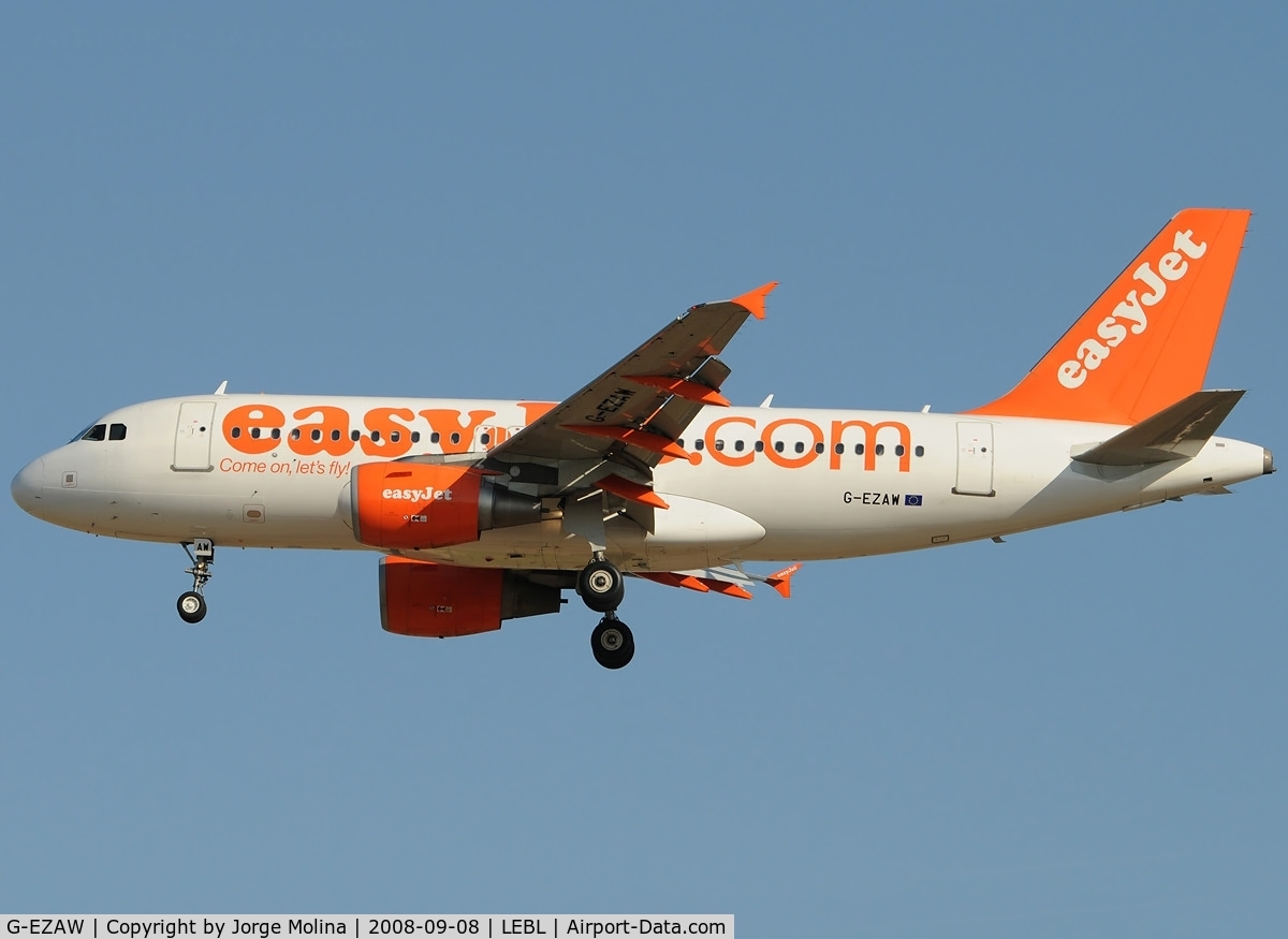 G-EZAW, 2006 Airbus A319-111 C/N 2812, Clear to land RWY 25R.