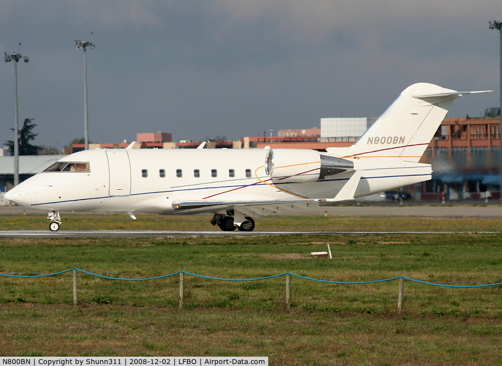 N800BN, 2004 Bombardier Challenger 604 C/N 5600, Lining up rwy 32R for departure...