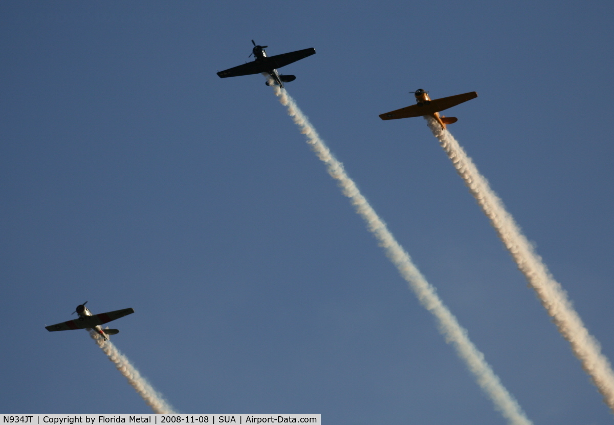 N934JT, 1942 North American SNJ-4 Texan C/N 88-12858, T-6 Missing Man formation