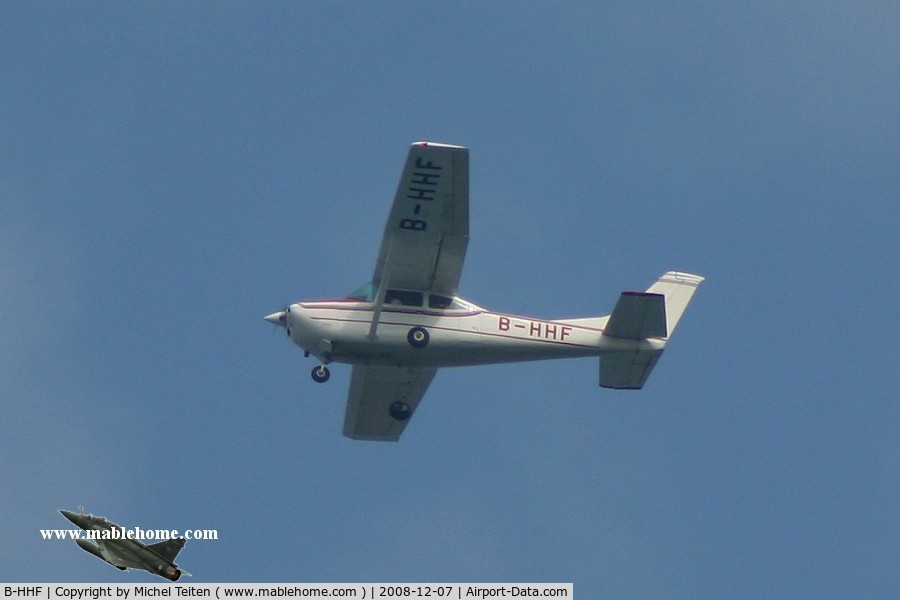 B-HHF, Cessna 182 Skylane C/N Not found B-HHF, Hong Kong Aviation Club seen over Victoria Harbour