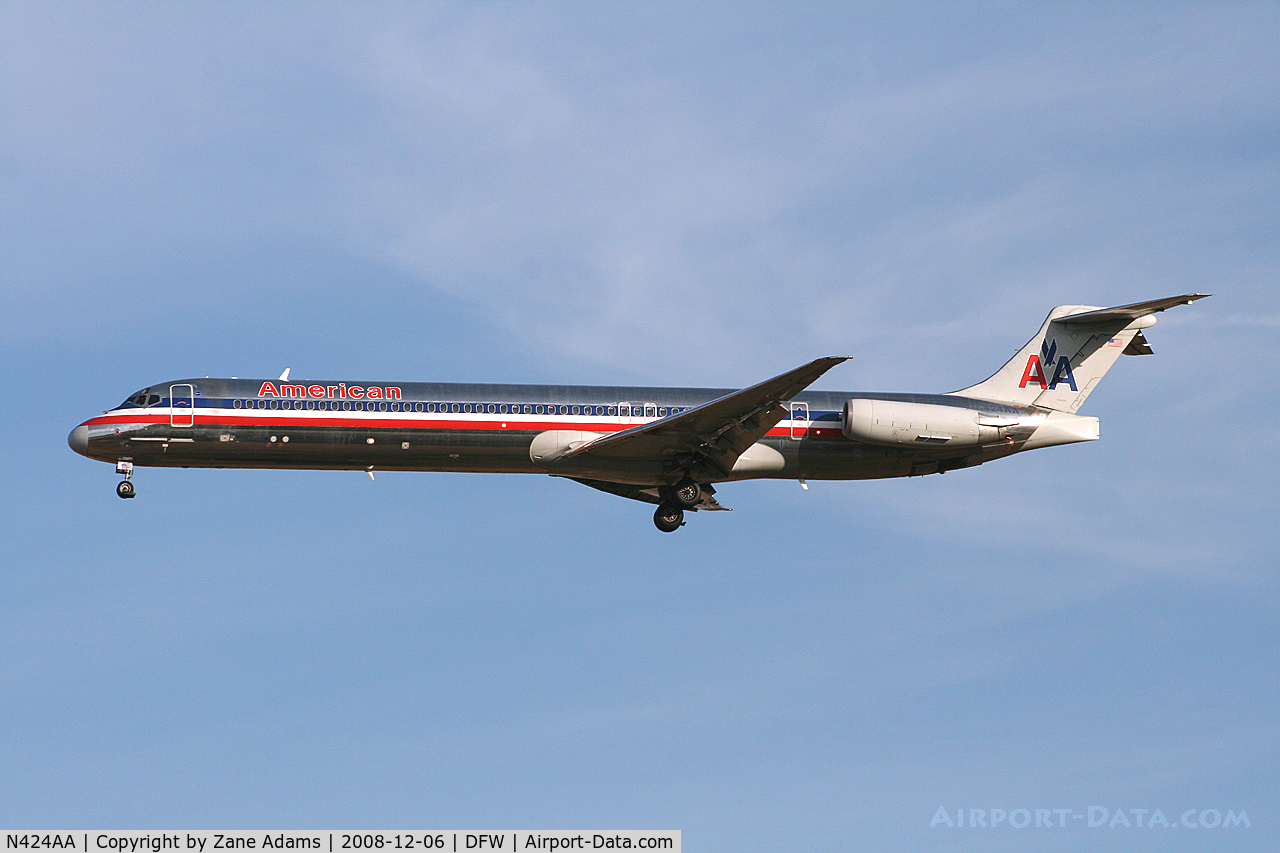 N424AA, 1986 McDonnell Douglas MD-82 (DC-9-82) C/N 49336, American Airlines MD-80 on approach to DFW