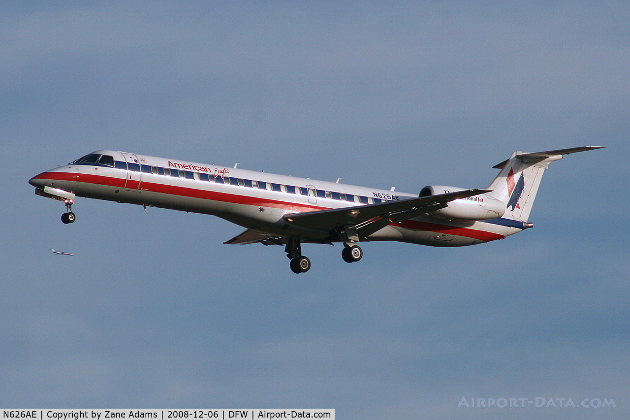 N626AE, 1999 Embraer ERJ-145LR (EMB-145LR) C/N 145117, American Eagle landing at DFW
