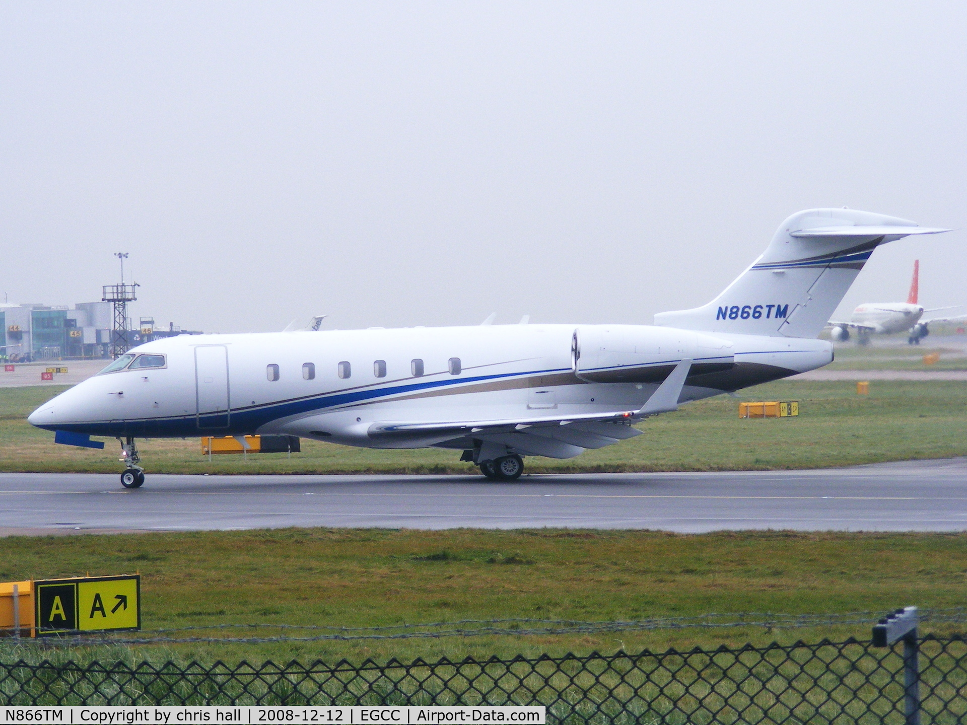 N866TM, 2005 Bombardier Challenger 300 (BD-100-1A10) C/N 20066, Taxing out