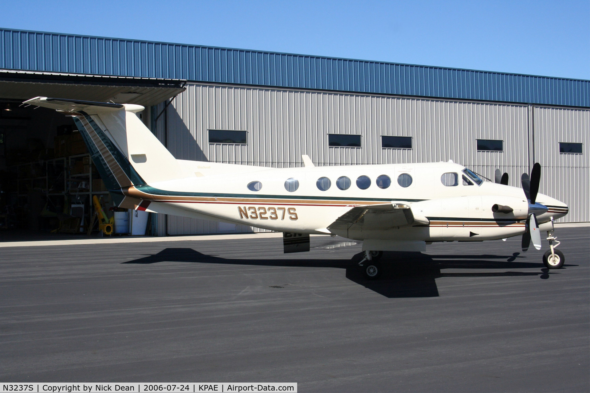 N3237S, 1988 Beech 300 C/N FA-163, KPAE (Prior to having the winglets installed)