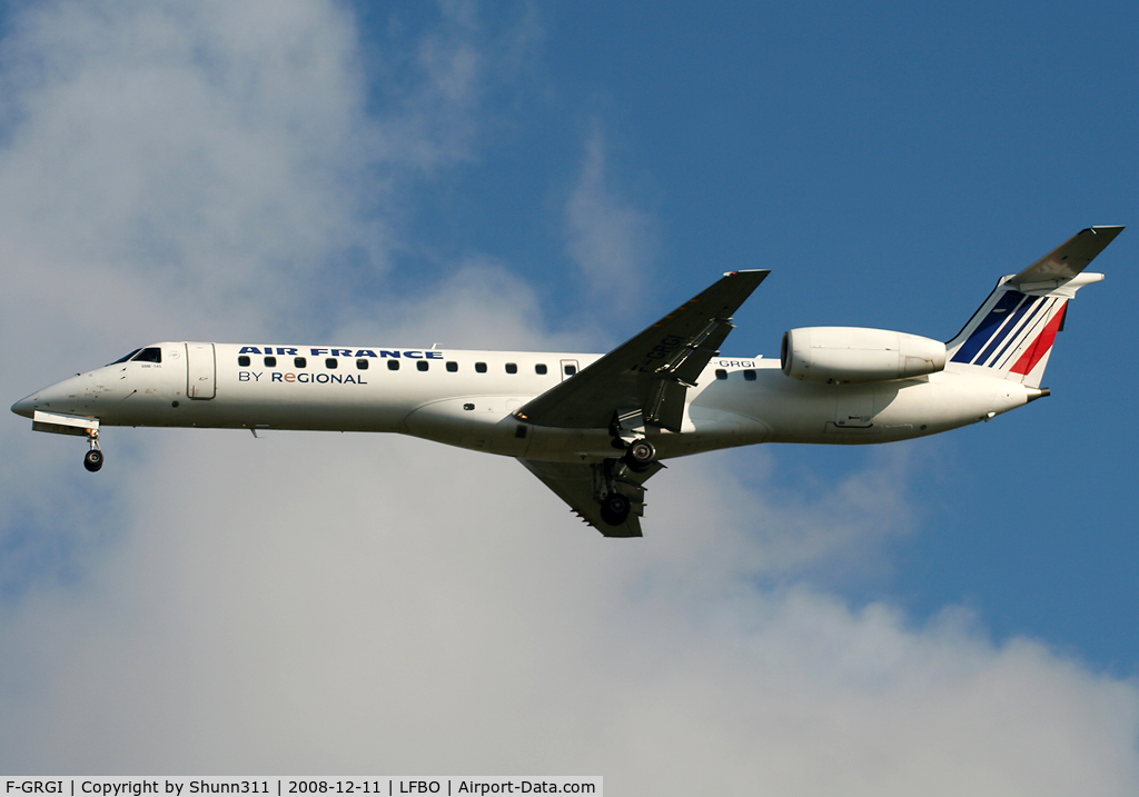 F-GRGI, 1999 Embraer EMB-145EU (ERJ-145EU) C/N 145152, Landing rwy 32L with new titles and no logo on engines...
