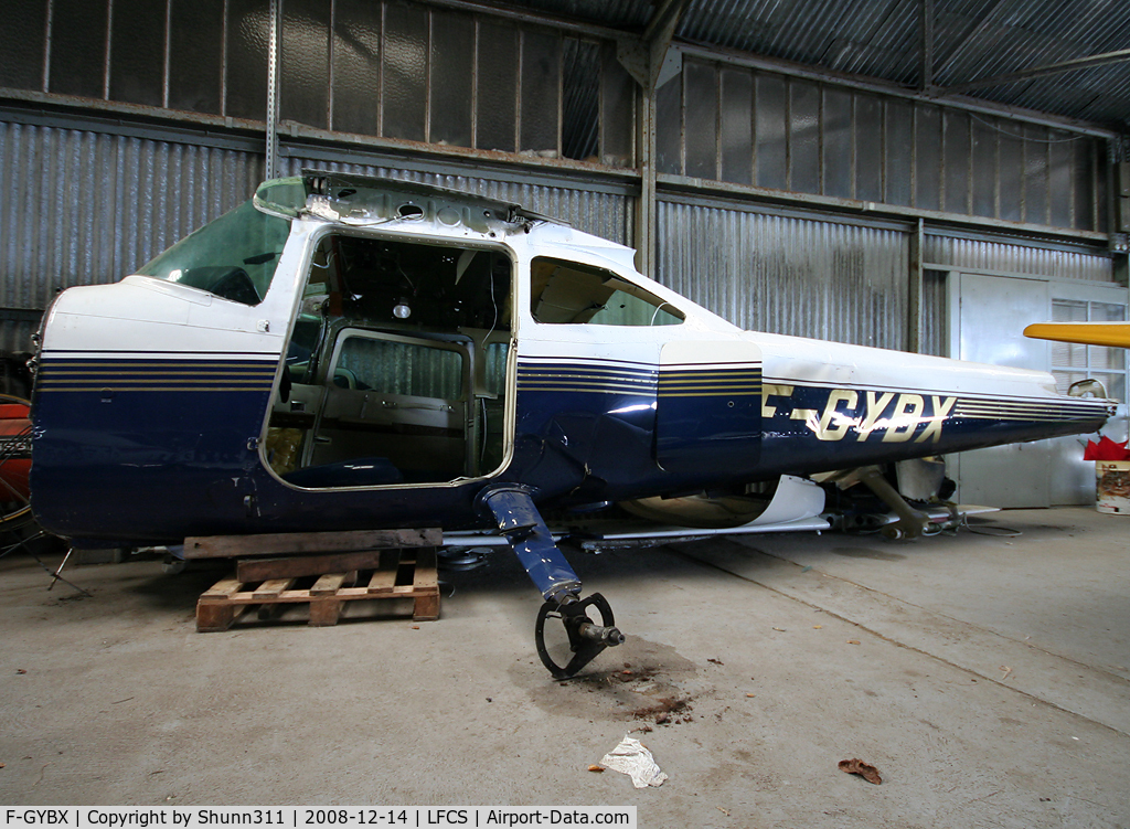 F-GYBX, Cessna 182R Skylane C/N 18267960, Stored inside Airclub's hangar with a unknown accident !